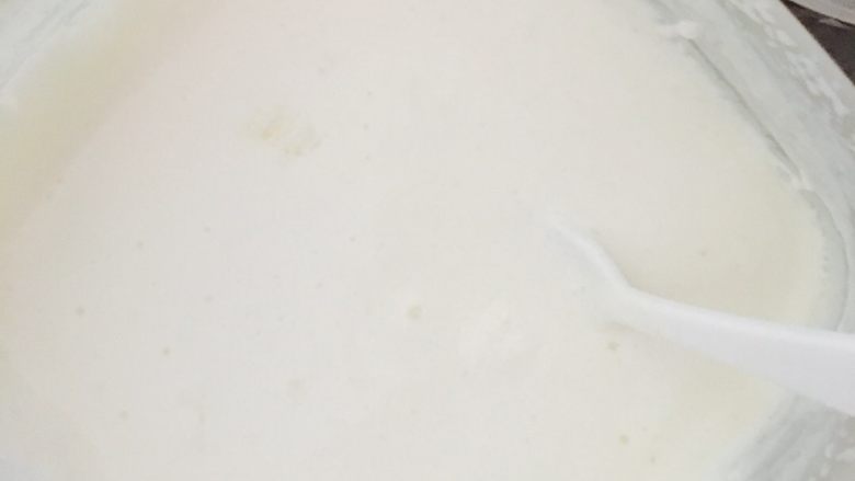 冰淇淋,把凉了的牛奶蛋黄放入打好的淡奶油中搅拌，