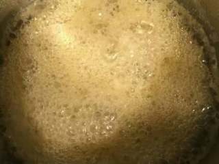 麦芽糖,4、滤出糯米转化的汁液，并用大火熬至粘稠起泡泡。