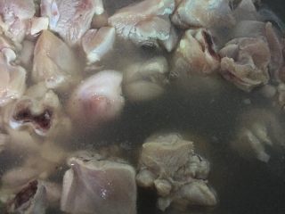 板栗焖鸡🌰,将鸡块用热水焯一下，去血水