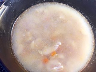 鸡肉浓汤—好浓的一碗鸡汤,注入鸡汤，用低温煨2-3分钟