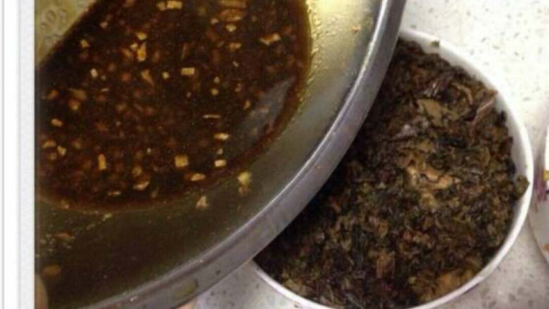 梅菜扣肉,把梅菜鋪上面。把醃製的湯倒在上面