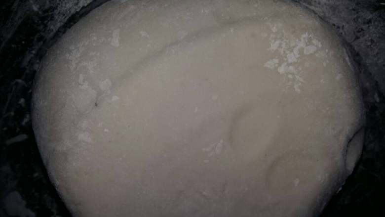 杨梅稞（家乡美食）,糯米粉250克，早米粉50克混合，用开水拌揉，合成光滑粉团。