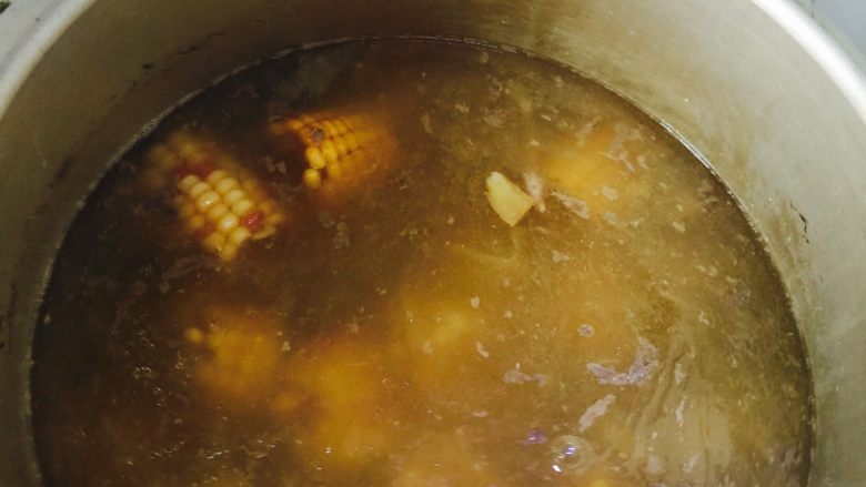 玉米黄豆花生猪蹄汤,加了玉米 甜甜的不腥