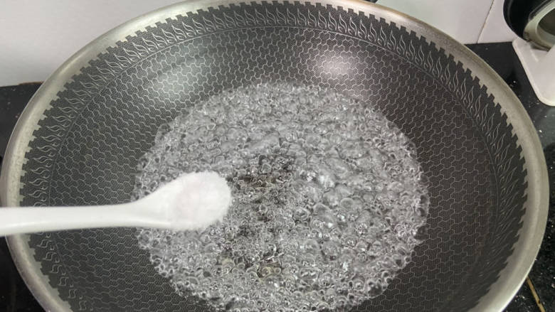 培根炒秋葵,锅中加入适量清水大火烧开，加入适量盐和食用油