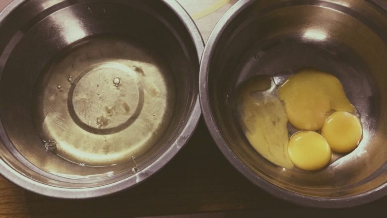 酸奶戚风蛋糕,蛋白蛋黄分离、预热烤箱至少十分钟。