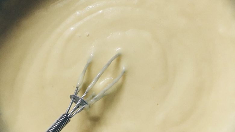 酸奶戚风蛋糕,面糊搅拌成无粉状。切记不要搅拌过度，以防面糊起筋，影响蛋糕口感。