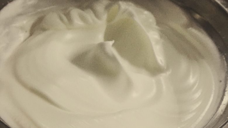 酸奶戚风蛋糕,蛋白分3次加入细砂糖打发至细腻的泡沫。