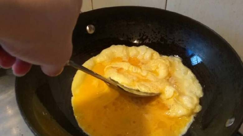 虾仁炒蛋,锅中放适量油，油八成热下蛋液。
