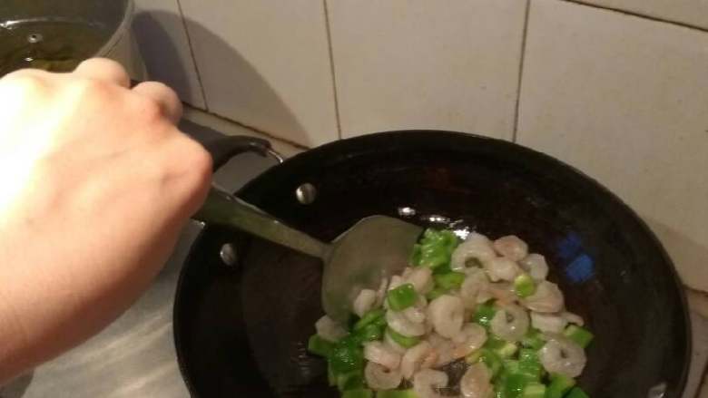 虾仁炒蛋,再下虾仁一起翻炒，虾仁炒至变色，放小碗水。