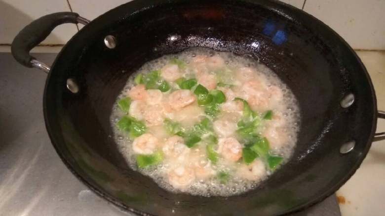 虾仁炒蛋,放小碗水，中火煮两分钟。放适量盐