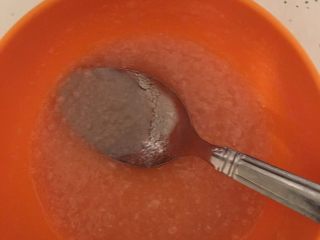 咖啡慕斯冻饼,吉林丁粉倒入冷水中搅拌均匀