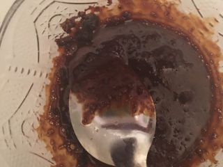 咖啡慕斯冻饼,将45毫升的热水倒入咖啡粉搅拌均匀