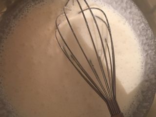 咖啡慕斯冻饼,倒入隔热水的吉利丁粉，搅拌均匀
