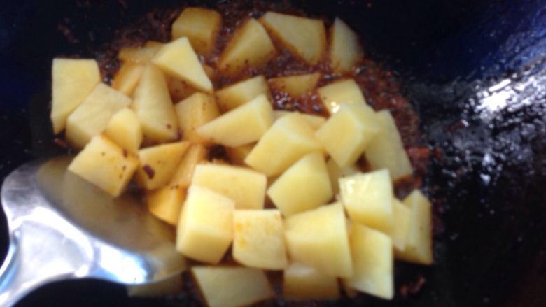 香辣土豆块,转大火，下土豆炒至土豆起脆皮。