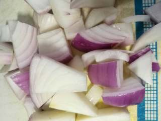 泰式咖喱杂蔬,土豆，洋葱都切成块。（土豆照片就不发了）