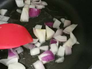 泰式咖喱杂蔬,油锅热后，先入洋葱炒软。