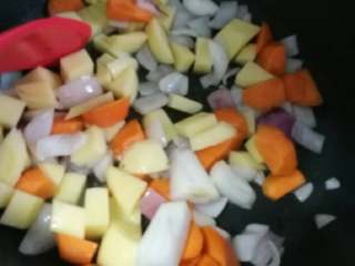 泰式咖喱杂蔬,接着下土豆胡萝卜块同炒。
