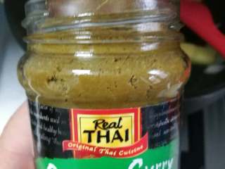 泰式咖喱杂蔬,加入咖喱桨两勺，我用的是泰国青咖喱，也可以用咖喱块（泰国咖喱比较辣），炒匀，如果觉得干，可以稍微加点水。
