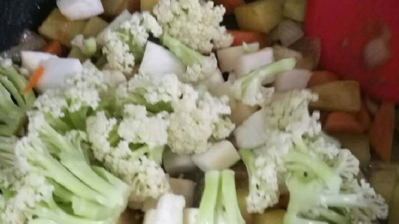 泰式咖喱杂蔬,加入花菜鸡腿菇同炒。