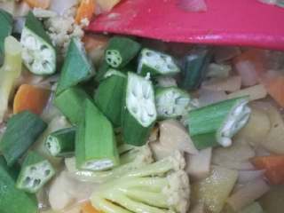 泰式咖喱杂蔬,最后加入秋葵稍加翻炒。入盐糖少许调味。