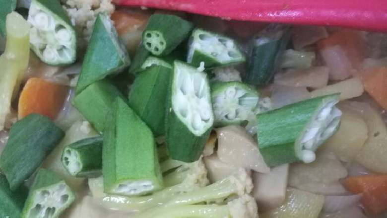 泰式咖喱杂蔬,最后加入秋葵稍加翻炒。入盐糖少许调味。