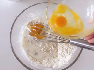 瑞典风味香蕉榛子酱薄饼-带着宝宝吃遍全球......,加入鸡蛋与牛奶，搅拌均匀。