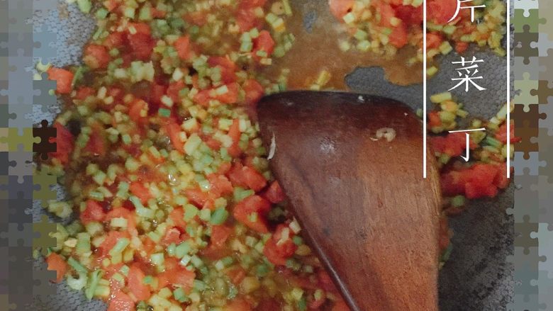 炒饭～～～,番茄炒出汁把芹菜丁倒进去，一起翻炒一会儿至芹菜丁熟