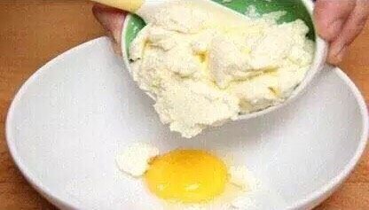 提拉米苏,将蛋黄与马士卡彭芝士混合拌匀直至呈绵状