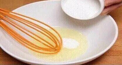 提拉米苏,在碗中打蛋清，慢慢加入糖搅拌直至蛋液呈蓬松状