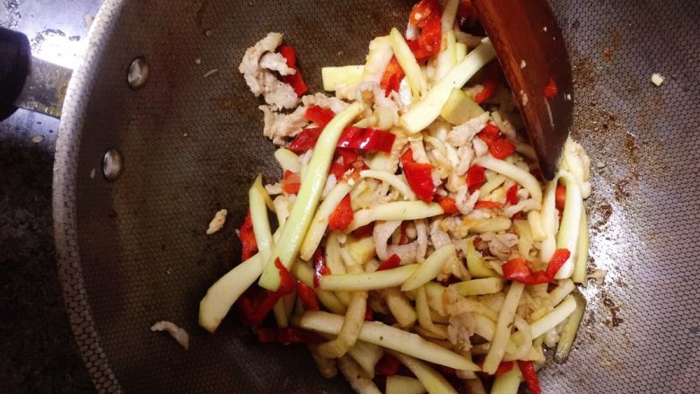 红辣椒瓠子炒肉丝,倒入瓠子翻炒至快熟，放入炒好的肉丝，再加入盐，鸡精，生抽和蚝油，翻炒至熟