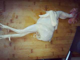 清炖小公鸡,市场买回来的活公鸡一只，15元一斤，负责给杀好，回来只要清洗干净切块就好了。