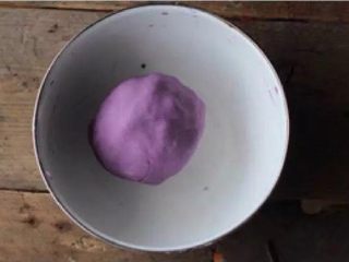牛奶芋圆西米露,和成光滑的紫薯面团