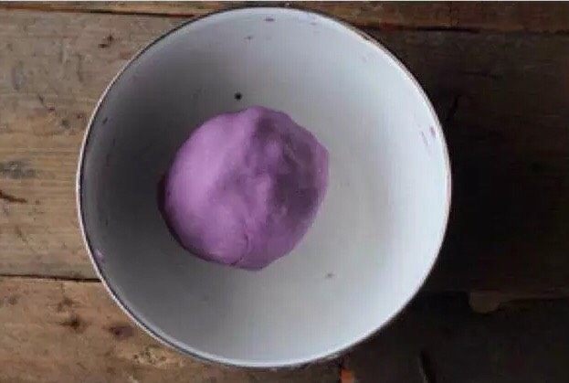 牛奶芋圆西米露,和成光滑的紫薯面团