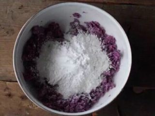 牛奶芋圆西米露,蒸熟的紫薯压成泥，加入适量的牛奶盒和木薯淀粉。