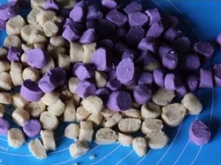 牛奶芋圆西米露,紫薯芋头同样操作，红薯含水量很足，所以和面团的时候不要加牛奶