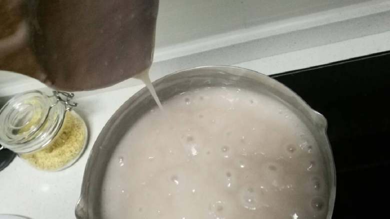荞凉粉,接上步开始冒泡后再煮15分左右至完全熟透，色泽变微红灰，木勺挂熟浆滴落缓慢