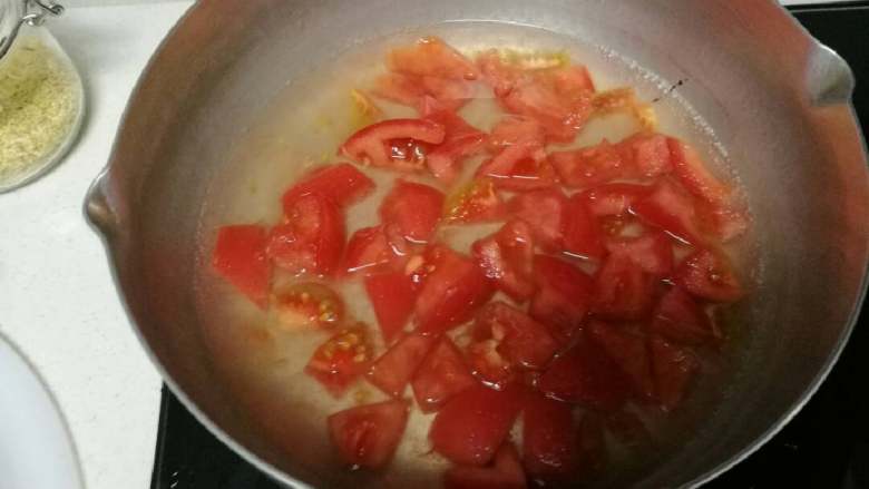 荞凉粉,番茄小块加入700ml大火烧成茄水