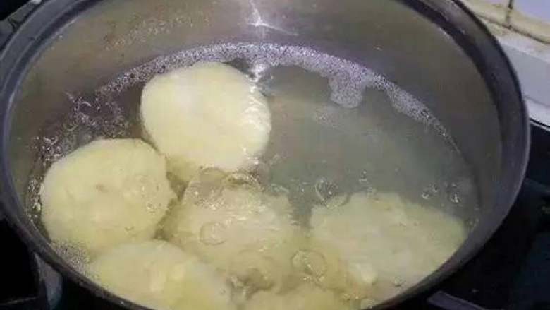 土豆沙拉,新鲜土豆去皮放入锅中，加水用中火煮至沸腾，调小火炖15分钟直至土豆变软。将煮好的土豆放入漏勺中用凉水冲洗。