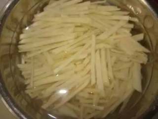 薯条,将切好的土豆条放到清水中过滤，去掉一部分淀粉。在清水中泡5-6分钟。