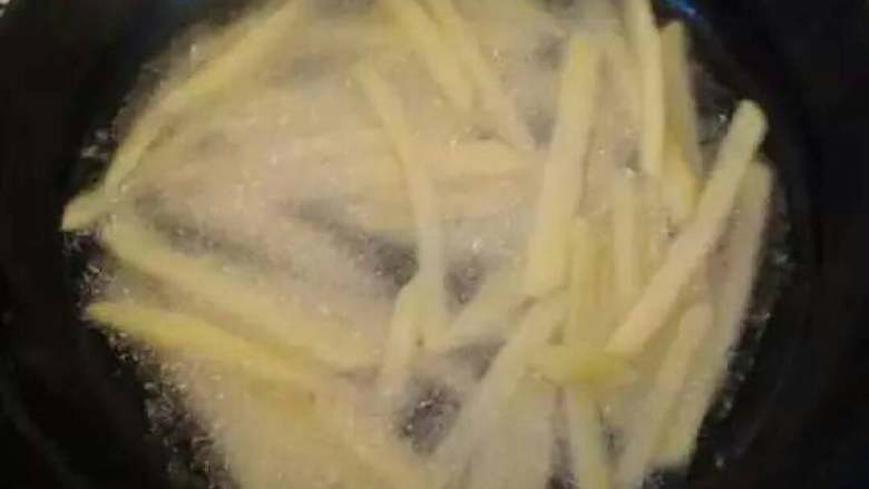 薯条,在锅中放入适量食用油，将土豆条炸至金黄色。