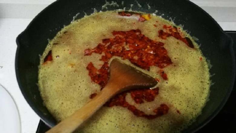 秘制糍粑辣椒酱,时时搅拌均匀，以免受热不均且粘底