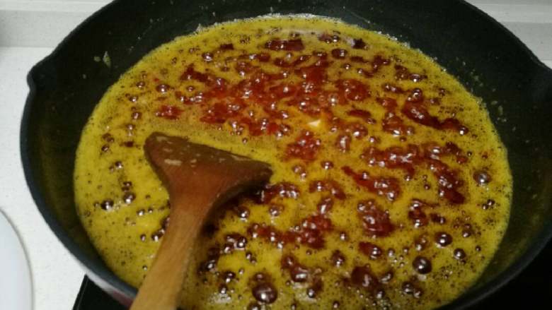 秘制糍粑辣椒酱,保持中微火慢慢熬出红油及香味