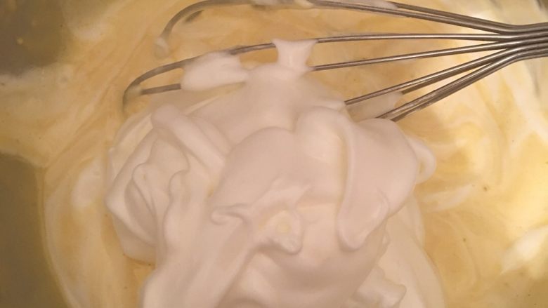 水果蛋糕,把3分之一的打发后的蛋白加入蛋黄糊中，用刀刮上下翻拌