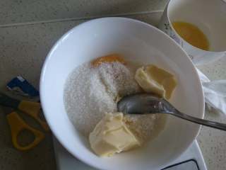 香浓椰蓉土司,在刚放蛋黄的碗里加入30克软化的黄油，30克白糖，30克椰蓉