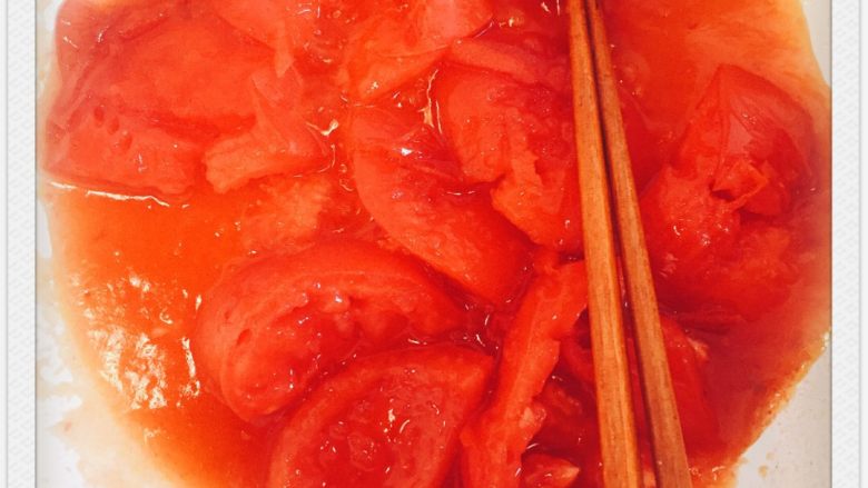 番茄炖阿根廷红虾配五色意大利面,炒一个番茄酱汁，放入10g盐，番茄沙司，切块番茄