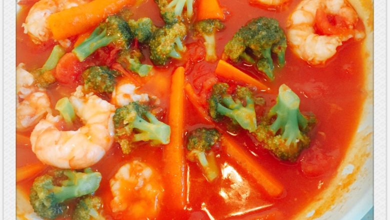 番茄炖阿根廷红虾配五色意大利面,小火炖熟，收汁