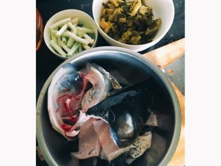 酸菜鱼,把蒜菜、大葱、鱼，切好
