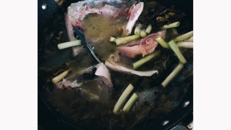 酸菜鱼,加水煮沸就可以放鱼煮了，先放鱼头和鱼尾。