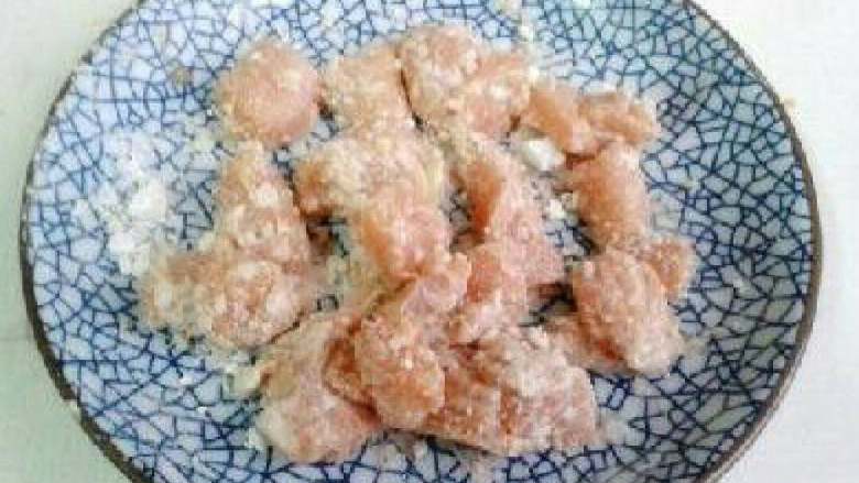 盐酥鸡,葱姜丝取出倒入淀粉拌匀使每一个鸡块都沾上淀粉
