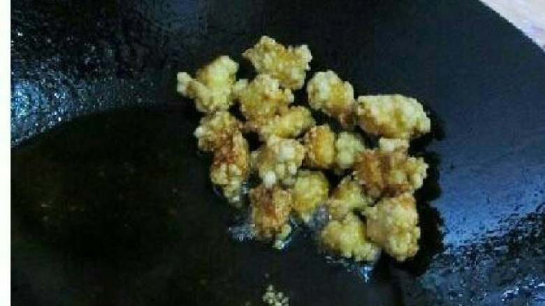 盐酥鸡,将鸡块炸制金黄就可以沥油捞出